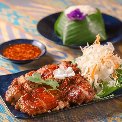 レモングラスの香りが食欲をそそる！タイの焼き鳥「ガイヤーン」ともち米のセット