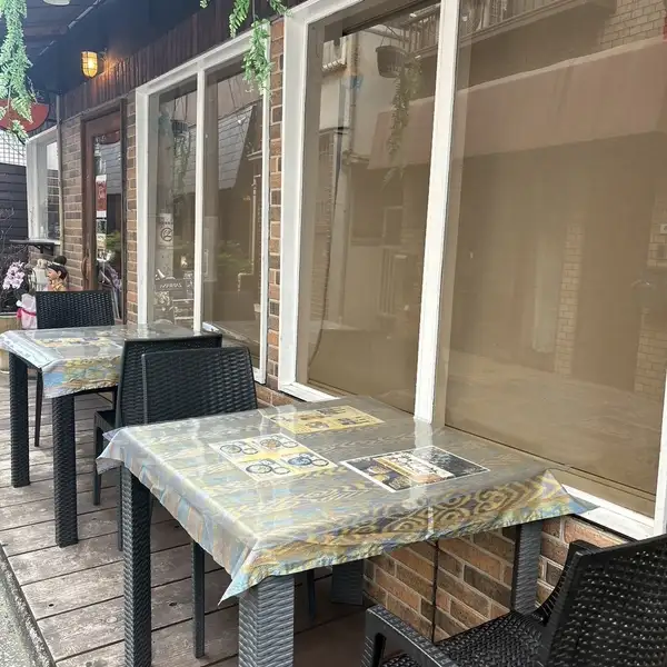 【ペット同伴OKの開放的なテラス席】お店の外には、風を感じながらお食事ができる2名様用のテラス席を2卓ご用意しております。天気の良い日には、心地よい外の空気を感じながら本格タイ料理をお楽しみいただけます。テラス席はペットの同伴も可能なので、お散歩途中のお食事や休憩にもぜひお立ち寄りください。