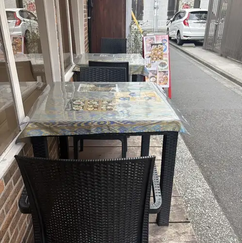 这里有一个舒适的露台座位区。
