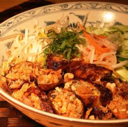 ベトナムビーフン　(ブン)　1.ベトナム風豚焼き肉2.揚げ春巻き3.自家製つくね　の3種をご用意
