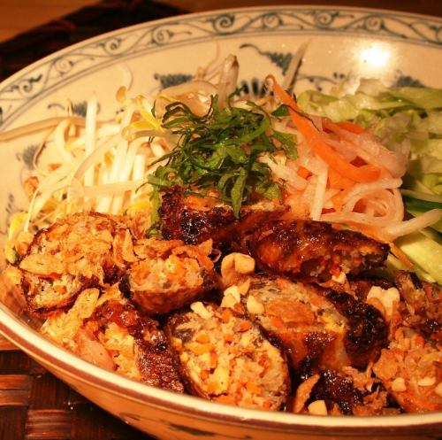 ベトナムビーフン　(ブン)　1.ベトナム風豚焼き肉2.揚げ春巻き3.自家製つくね　の3種をご用意