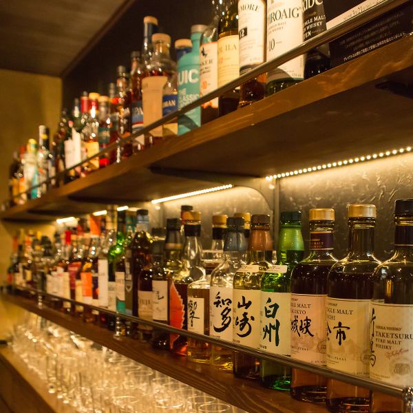 【約90本の厳選ウイスキー】落ち着いた雰囲気の店内では、ウイスキーの香りが心地よく漂い、静かな空間でじっくりと味わえます。豊富なラインアップからお気に入りの一杯を見つける楽しみもあり、カウンター越しのバーテンダーとの会話も魅力の一つ。