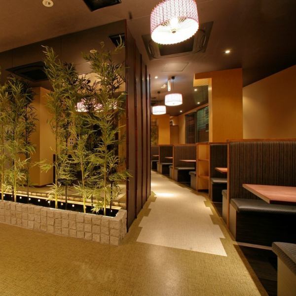 【小規模宴会にも対応◎】〈ボックス席〉最大6名様まで。急な召集で飲み会や、気軽なお食事も大歓迎です！各テーブルは背中合わせに配置したボックス席で、他のお客様を気にせずお過ごしいただけます。それぞれ最大6名様までご利用可能。お仕事帰りに急な召集も、お気軽にお越しください。