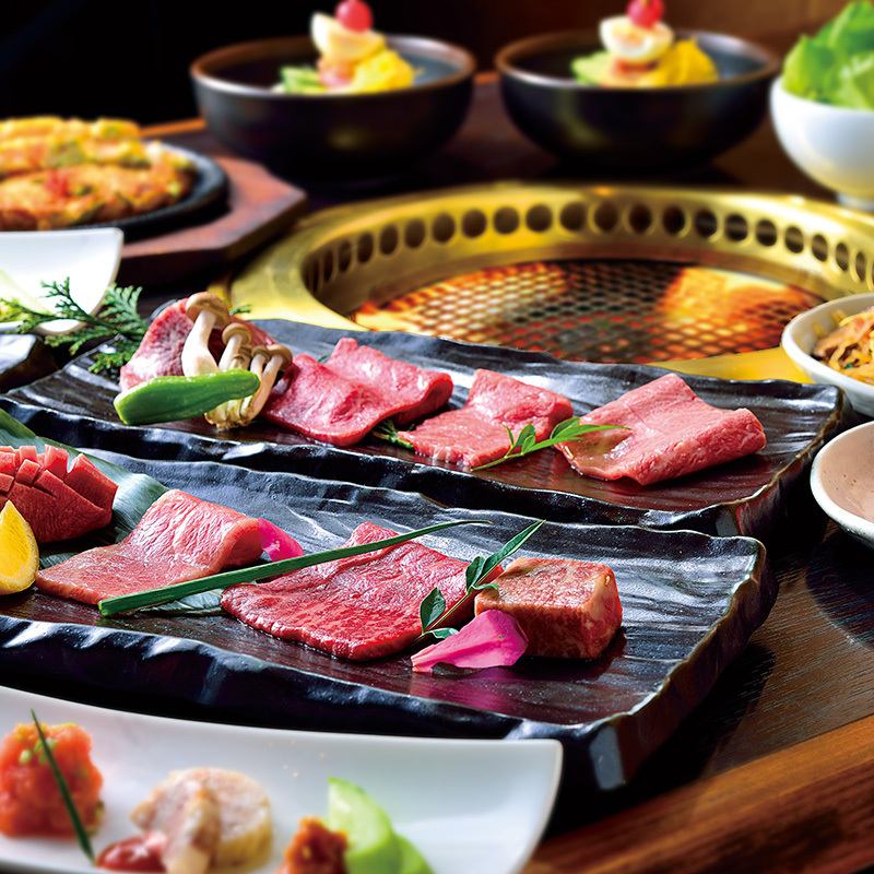 白を基調とした落ち着いた空間で厳選肉をお愉しみいただけます。