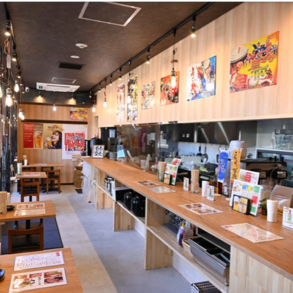 当店では、気軽に立ち寄れる立ち飲み席をご用意しています。赤羽の活気を感じながら、友人や同僚と共に一杯を楽しむのにぴったりの場所です。お一人様でもサクッと飲めるスタイルが魅力で、軽くつまみを楽しむのも◎カジュアルな雰囲気の中で、心地よい時間を過ごしてみませんか？ぜひ気軽にお立ち寄りください★