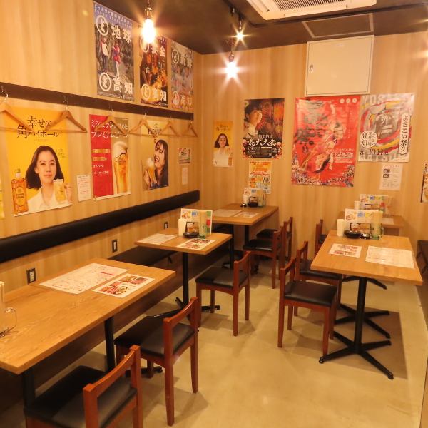 心地よいテーブル席が配置された当店は、落ち着いた雰囲気の中で食事を楽しむことができます。平日にはランチを楽しめ、土日祝には昼飲みも可能なので、いつでも気軽に立ち寄れます。美味しい料理と共に、お酒を楽しむ時間は特別で、素敵な思い出を作る場所です。ぜひ、心温まるひとときをお過ごしください♪