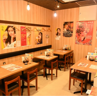 【テーブル席　2×6】2名様掛けのテーブル席もご用意しておりますので、仕事終わりにご同僚と軽く飲むのにもぴったりです。落ち着いた雰囲気の中で、日常の疲れを癒しながら、楽しい会話をお楽しみいただけます。美味しい料理とドリンクを片手に、リラックスしたひとときを過ごしてみませんか？