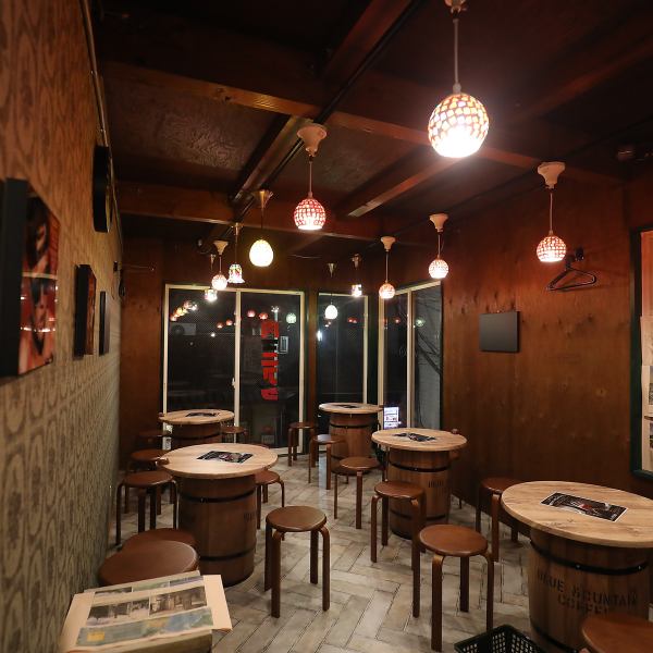 There is a counter on the 1st floor and 6 tables on the 2nd floor where 4 to 5 people can sit.The table is made of wine wooden barrels.It is an intimate space decorated with interiors, miscellaneous goods, and pictures that the owner has bought abroad.