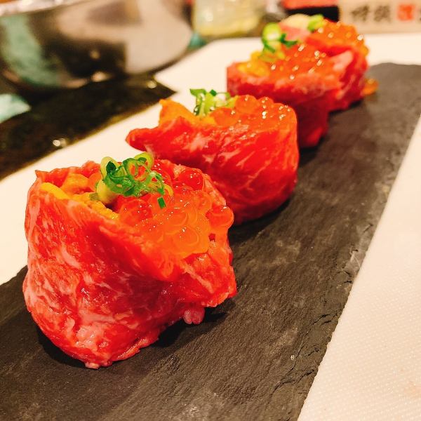 Exquisite collaboration of Japanese beef and seafood! Meat roll Wagyu sea urchin salmon roe (4 pieces)