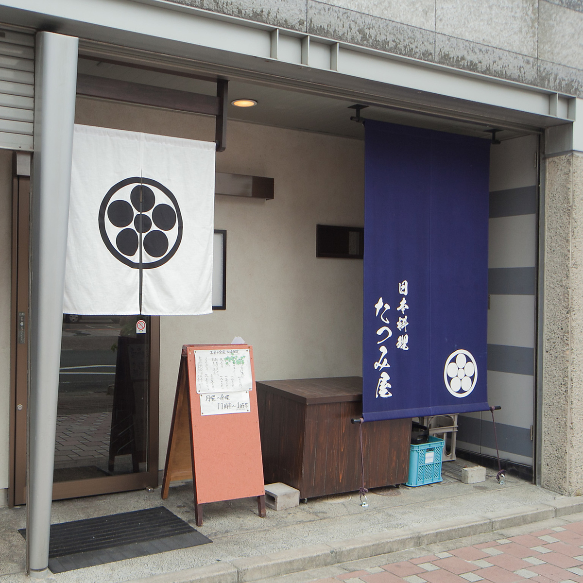 落ち着いた雰囲気の日本料理店。カニや魚、天ぷらを日本酒や焼酎と。接待や会食に◎