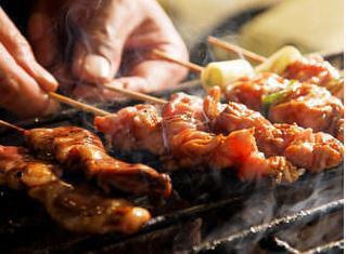 落ち着きのある店内で本格炭火焼鳥を堪能★1本130円～ご用意！