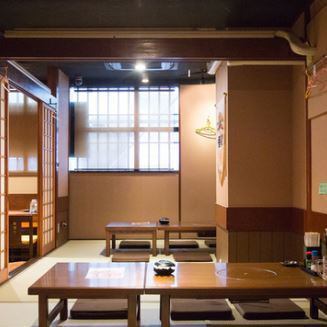 【半個室のお座敷席】和を基調とした落ち着きのあるお座敷席は半個室になっており、各種宴会にもオススメ！カーテンを開放すると25名様まで入れる大広間にも◎さらに「魚住駅」から徒歩1分なので集まりやすく終電ギリギリまでご利用いただけます。(※お座敷ご予約の希望はお電話でお願い致します。)