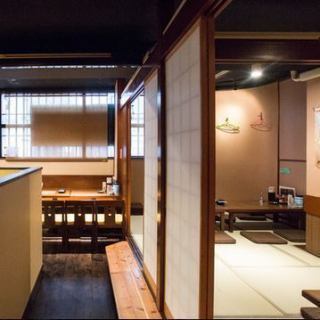 【昭和を感じる和の空間】アットホームな店内は、和の趣を感じるどこか懐かしい雰囲気。お履き物を脱いで畳のお席でごゆっくりおくつろぎいただけます。カーテンを開放すると大広間にもなるので、各種ご宴会にもオススメのお席です。※※お座敷ご予約の希望はお電話でお願い致します。※※
