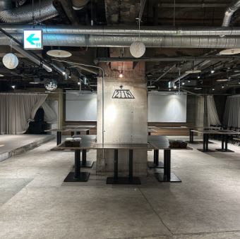 Standing parties are also possible! Performances can be held using the DJ stand and stage! You can even have a dance party by reducing the number of tables.