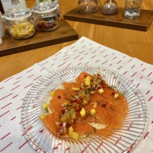 スモークサーモンのカルパッチョ　～カラフルソース～