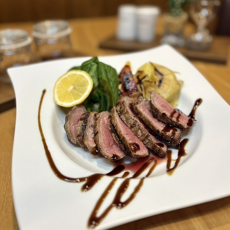 厳選された肉質と豊かな風味が特長の国産牛サーロインステーキ