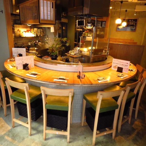There are 8 counter seats and 2 table seats on the first floor.You can use it in various scenes such as dates, anniversaries, drinks on the way home from work, second house use, etc.