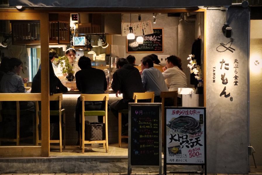 １階はカウンター席が８席、テーブル席が２卓ございます。デートや記念日、会社帰りに一杯、二軒目利用など様々なシーンでご利用いただけます。