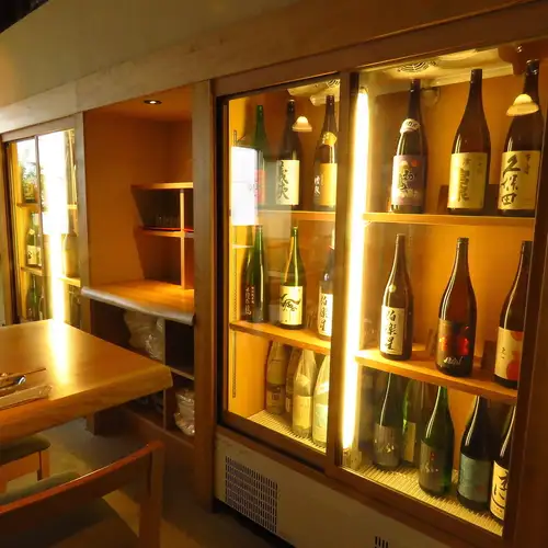 <p>各地の地酒20種以上がずらりと並んだ日本酒ショーケース♪これらがすべて飲み放題で飲める、セルフドリンク放題は2階限定!4卓しかない小さなスペースですので、早めのご予約がおすすめです。</p>