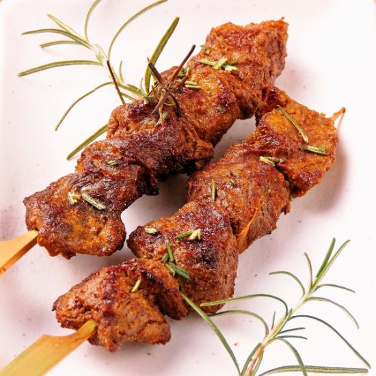 オリジナルスパイスのジューシーなマトン串焼きは食べ応え抜群♪