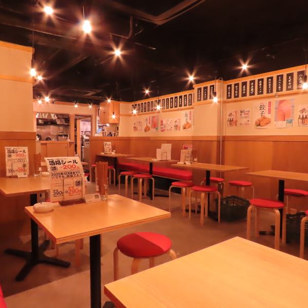 ゆったりと寛げるテーブル席は、仲間や家族との宴会やパーティーに最適。広めのスペースで料理をシェアしやすく、賑やかな飲み会もゆったり楽しめます。グループでのご利用にぴったりのアットホームな空間で、思い出に残るひとときをお過ごしください。会社宴会や歓迎会、送別会などの各種宴会シーンにもおすすめです。