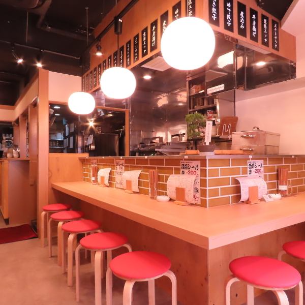 ひとり飲みや気軽なサク飲みにぴったりのカウンター席をご用意。裏路地の隠れ家らしい落ち着いた雰囲気で、ゆったりとした時間を過ごせるのも魅力です。お仕事帰りのちょい飲みや、少人数での利用にぜひご利用ください。
