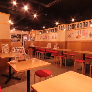 ゆったり座れるテーブル席は、ご家族やご友人との食事に最適。みんなでワイワイ楽しめる空間で、会話も自然と弾みます。