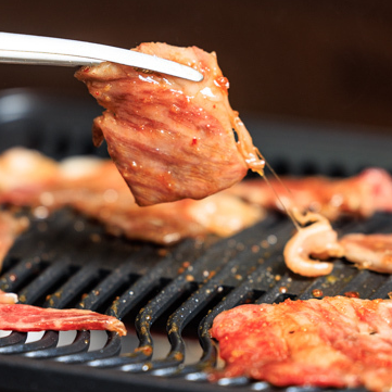 享受新鮮日本黑牛及內臟的奢華美味。