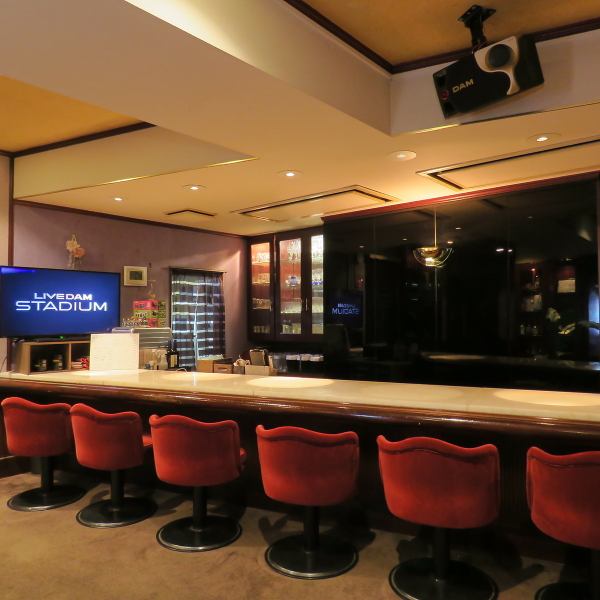 当店のカウンター席は、お一人様も大歓迎です。リラックスした雰囲気の中で、スタッフと会話を楽しみながら美味しいお酒をお楽しみいただけます。気軽に訪れていただける空間で、心温まるサービスをご提供。お酒に合う一品料理も豊富に取り揃えておりますので、ぜひお立ち寄りください。特別なひとときをお過ごしください。