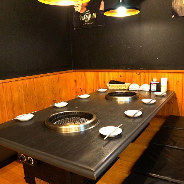 【精肉店直営】厳選された上質なお肉がリーズナブルに楽しめる焼肉店です。ご友人とのお集まりにもぴったりなお座敷のお席をご用意しております。広々としたお席はゆったりと寛げるので、お仕事終わりの疲れた体もリラックスしてお過ごしいただけます。気の合う仲間立ちと美味しい焼肉をお楽しみください！