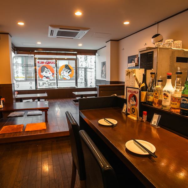 当店では、カウンター席10席と4名用のテーブル席4卓がご用意されています。少人数でのご利用はもちろん、お一人様でも大歓迎です。お客様のニーズに合わせて柔軟に対応いたします。また、1軒目や2軒目などシーンを問わずお使いいただけます！