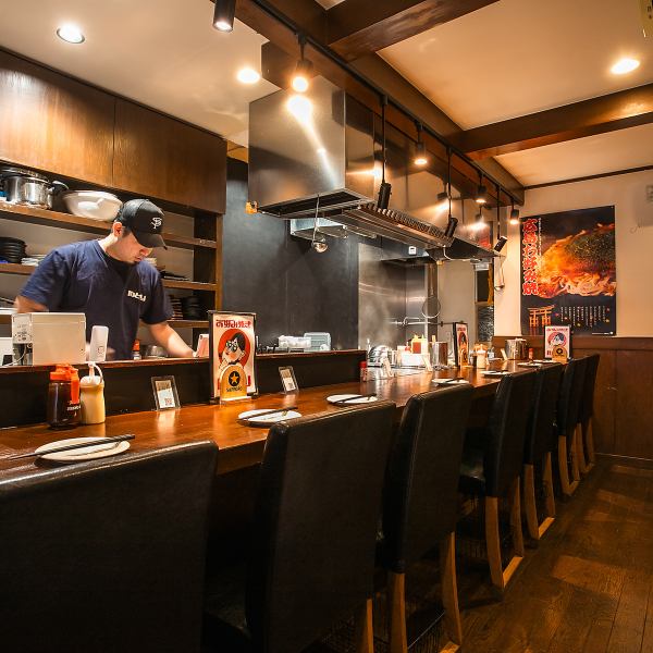 カウンターの目の前にある2.4mの鉄板で行われる調理は圧巻！ライブ感も楽しみつつ食事をすることが可能です◎ゆったりとした空間でお食事を楽しむことができます。お一人様や宴会にぴったりで心地よい雰囲気の中で、特別なひとときをお過ごしください◎