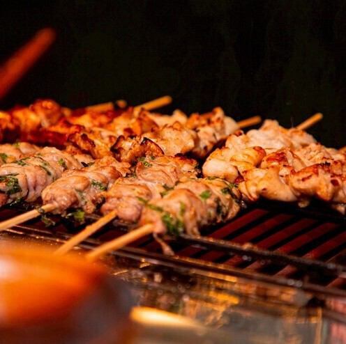 宮崎の地鶏を一本一本串打ちし高温で焼き上げジューシーにご提供