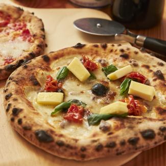 Pizza of sin and happiness (anchovies, mozzarella, semi-dried tomato, basil, butter)