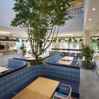 The spacious table seats can be used for a wide range of occasions, such as a cafe with friends, lunch, or a meal.