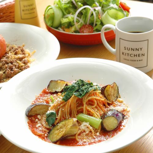 这里提供各种各样的菜肴，包括意大利面、咖喱和牛排。