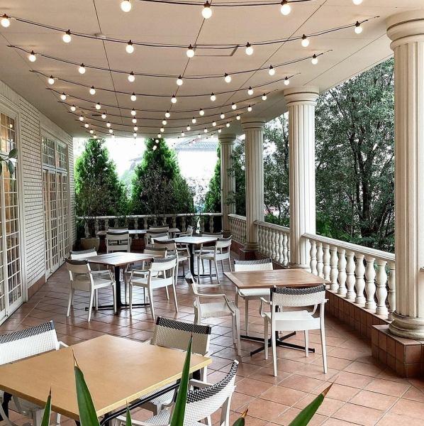 在我们露天阳台上享受轻松的咖啡时光。你也可以和你的家人、狗狗或猫咪共度时光。