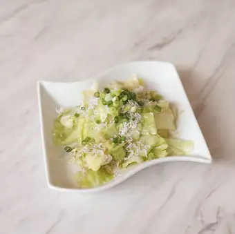 蒜蓉奶油配銀魚和高麗菜