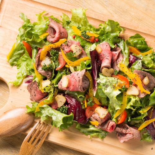 Rock salt salad with roast beef and garlic chips