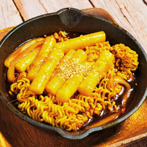 Korean Rapbokki ~ Sweet and spicy tteokbokki and Korean noodles
