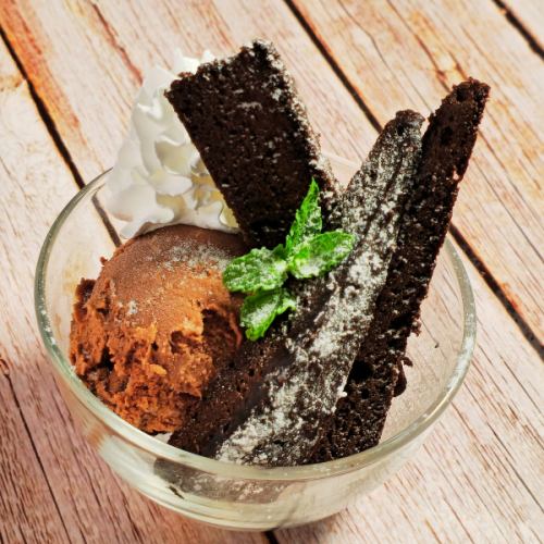 Gateau chocolat and chocolate ice cream