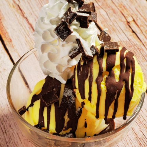 Crunchy chocolate ice cream sundae