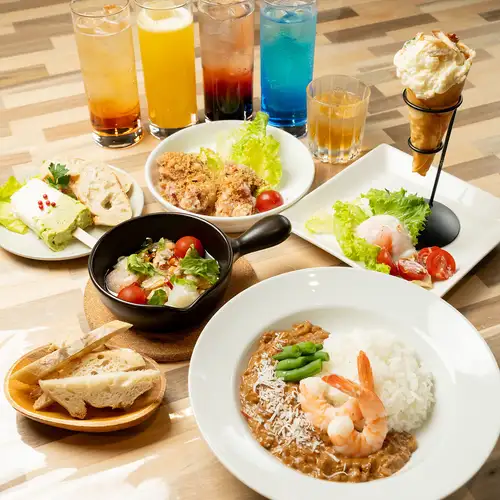 美味しいお酒のお供に。手軽につまめるスナックから、しっかりお腹を満たせるお食事までバラエティ豊か！