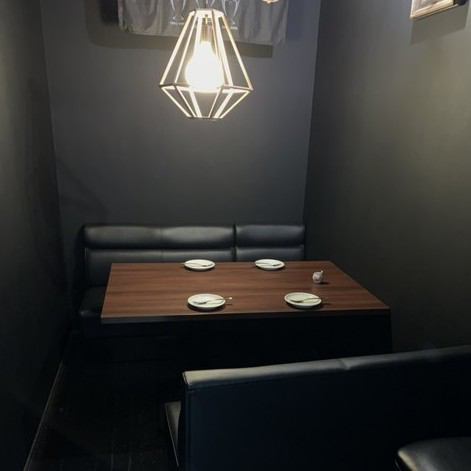 店内の雰囲気とひと味違う、ブラックでまとまった大人の空間の個室。個室は、2～4名様でご利用いただけるお部屋をご用意しております。各種宴会やご友人とのお集りなど様々なシーンでご利用ください！コース料理のご注文で、デザートプレートもサービスいたします！誕生日や記念日におすすめ◎