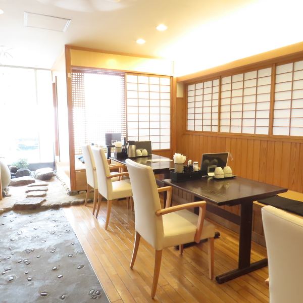 【落ち着きのある和空間】店内は和の趣を大切にした設えで、特別なひとときをお過ごしいただける空間となっております。カウンター席から、ご家族やご友人同士で着席できるテーブル席。また4名様までご利用可能な個室座敷もご用意しております。都会の喧騒を忘れ、落ち着いた空間でおくつろぎください。