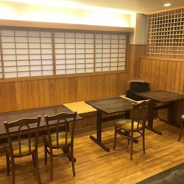 【ご家族やご友人同士と】全20席の当店。テーブル席では2名様用テーブルと4名様テーブルをご用意しております。それぞれ結合も可能ですので、大人数でのご利用も可能です。宴会などをご希望の方は事前にお問い合わせをお願いいたします。「ホットペッパーグルメを見た」でスムーズなご案内が可能です◎