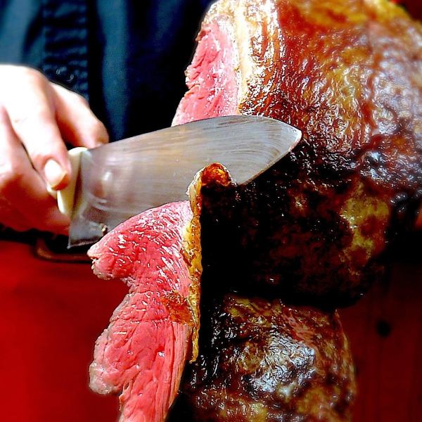 【人气秘密】新鲜出炉的热气腾腾的肉块就在你面前切开！享受20种不同的口味♪