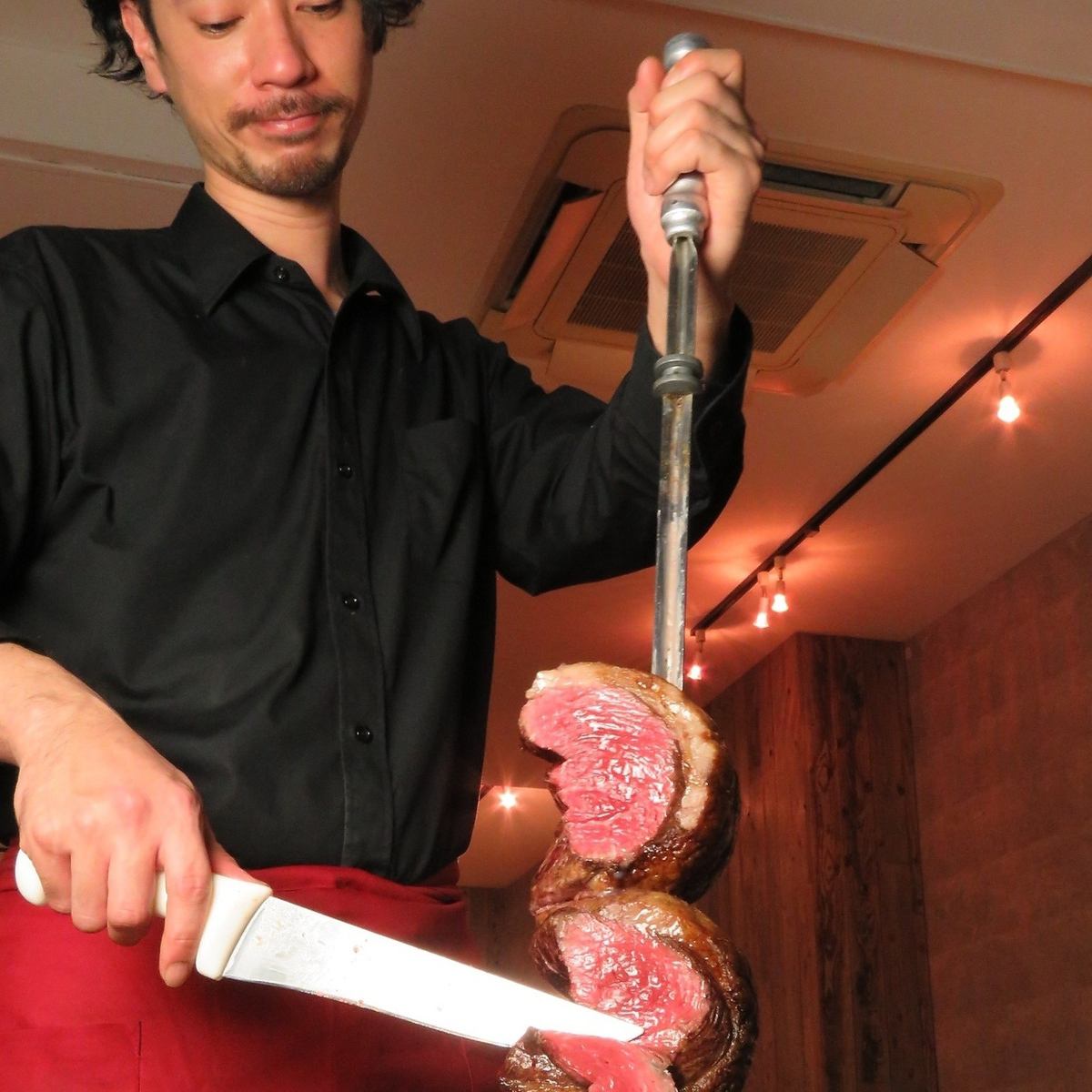 东京最多的巴西烤肉自助餐，共有20种！尽情享受肉块的丰盛吧！