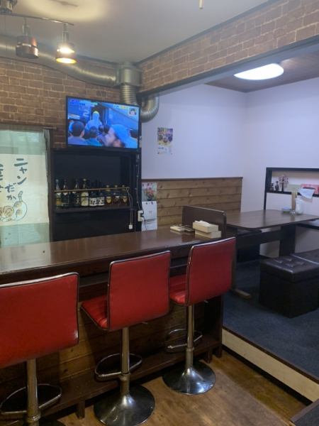 テレビも見ながらお食事が出来る店内。4名席テーブルが2つ、カウンターを4つご用意してます。12名様までのご宴会が可能なので、ぜひご来店ください。