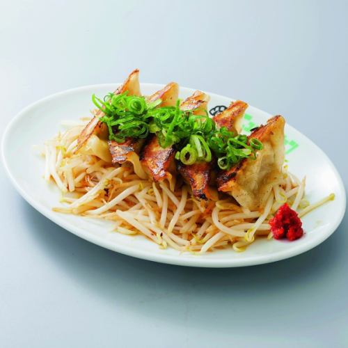 もやしと一緒に食べる餃子